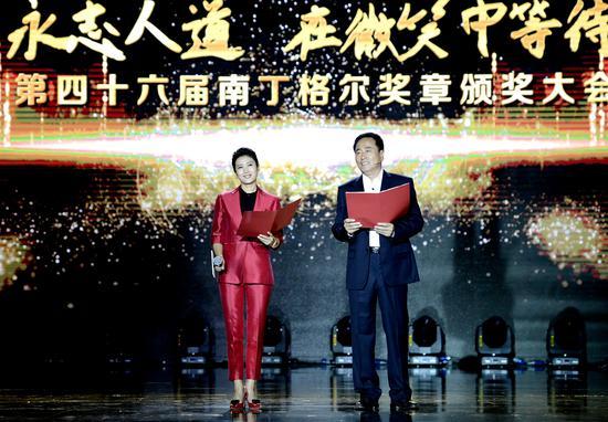 大会主题诗歌朗诵《在微笑中等待》 作者:七月、旭东 朗诵者:春妮 杨立新