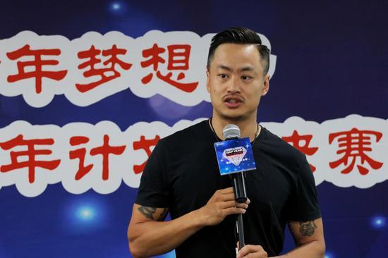 房车环球自驾第一人 陈翰宾发表题为“漫长的间隔年”的主题演讲