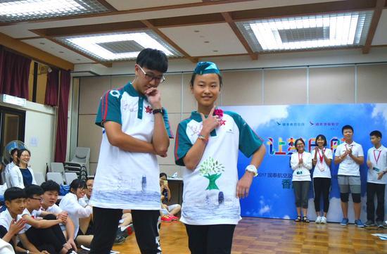 “航空梦之夜”汇报演出中,来自武汉和厦门学员则利用报纸等废弃材料设计出了环保又时尚的空服员制服