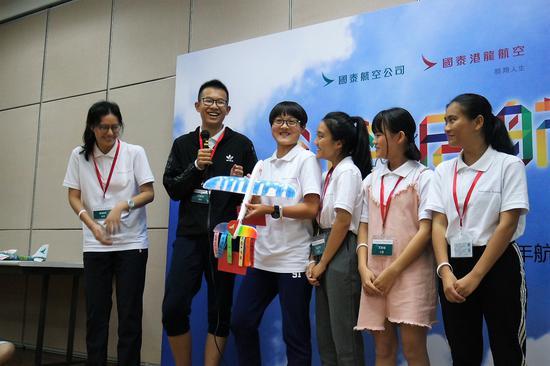 “航空梦之夜”汇报演出中,来自郑州和三亚学员通过画笔展现了他们对于香港的美好记忆与祝愿