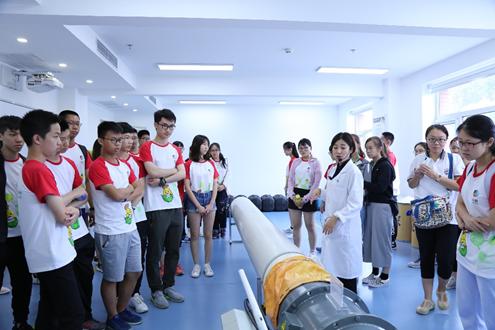 来自全国十余个省市地区的青年学生和教师代表正在参观中粮贸易职业教育学院实验室