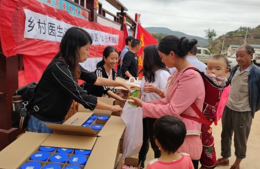 (图/宝宝树“健康医+1”行动向永胜县母婴人群捐赠婴幼儿物资)