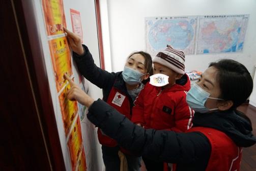 小峰告诉中国红基会工作人员墙上都是他获得的奖状