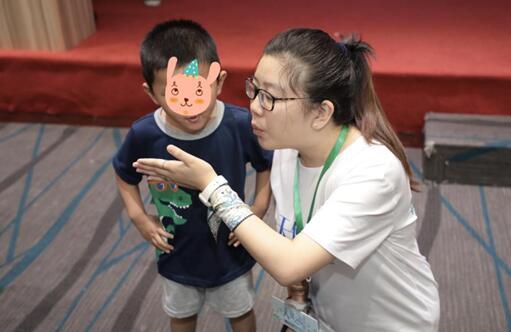 语训师一对一教孩子们做呼吸练习