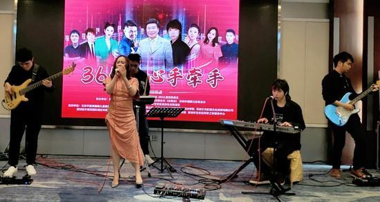 时间乐队在公益演出