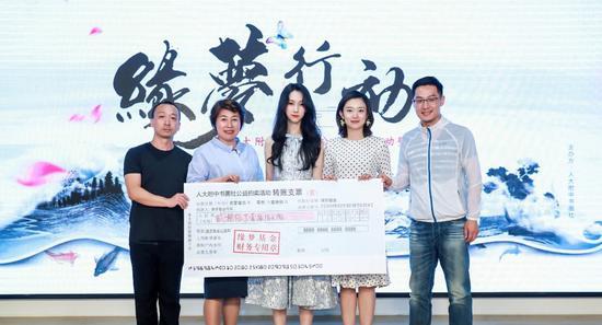 张诚、王淑艳、王艺凝代表书画社将善款赠与缘梦基金爱心大使舒冬、李七月