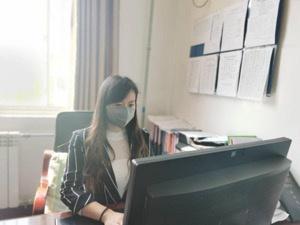 冯妮娜老师在电脑前工作