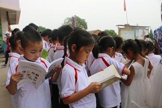孩子们迫不及待的翻开手中的新书