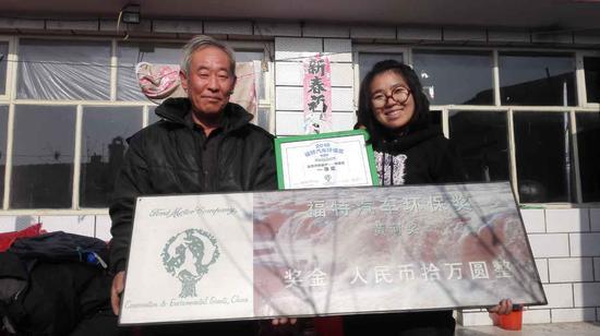 2000年长江奖获奖者李荣(左)与荒野新疆创始人丫丫合影