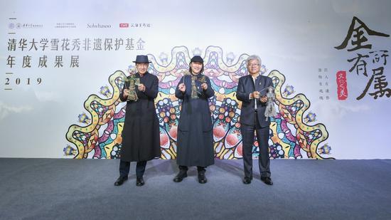 清华大学艺术博物馆副馆长苏丹教授(左)、西安美院教授吴昊(中)、 爱茉莉太平洋中国总裁高祥钦先生(右)合影
