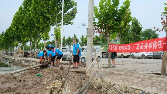参与以工代赈项目的部分村民(来源:中国扶贫基金会网站)