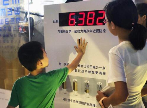 路过的行人参与活动互动。