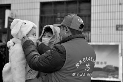 河北慈善联合基金会隆尧工作站—隆尧志愿者服务协会协助社区开展核酸检测,维持现场秩序