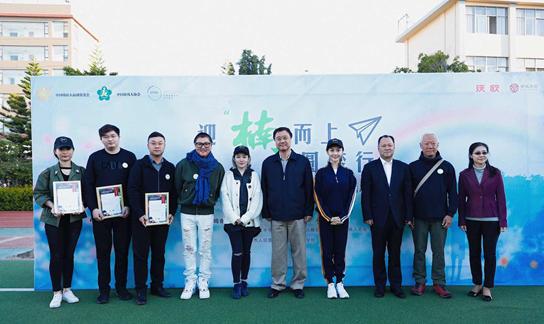 (从左至右)绘本作者沙沙、世屹集团董事长徐志鹏、沃欧咖啡创始人王鹏、孙楠重塑未来专项基金发起人孙楠、知名女歌手戴潆萱、中国肢残人协会主席王建军、知名演员潘之琳、保山市委常委、宣传部部长陈光俊、国内著名公益人孙冕、中国残疾人福利基金会秘书长张雁华