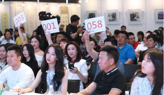 现场书画作品获得学生及家长的青睐,反响火爆