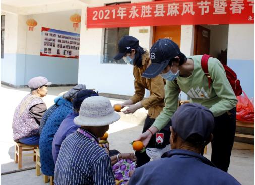 (图/调研团为麻风病康复村老人带去蔬菜、水果、肉等生活物资)