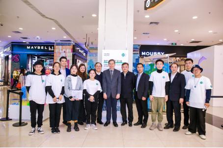 新加坡驻华大使等嘉宾与清华大学建筑学院学生合影留念