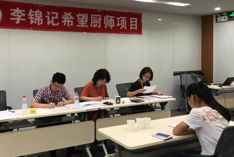 在广州,申请者正在进行自我介绍