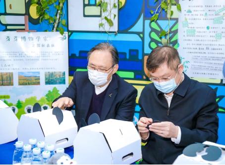 凯德投资(中国)商业管理首席执行官陈永明(左)、北京市朝阳区人民政府区长助理冯文(右)兴致勃勃地体验环保动物折纸——熊猫的黑白影像