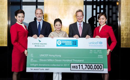 国泰航空行政总裁何杲先生（右二）与顾客董事罗世民先生（左二）将2017 年‘零钱布施’善款支票交予UNICEF HK 主席陈晴女士（中）。