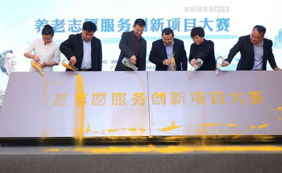 英格索兰亚太区企业传播与公共事务副总裁邓宁(左三)与嘉宾们共同启动创新项目大赛