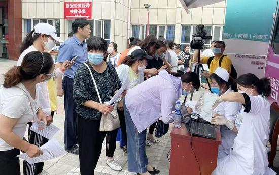 “两防一促进”女性预防两癌公益筛查现场