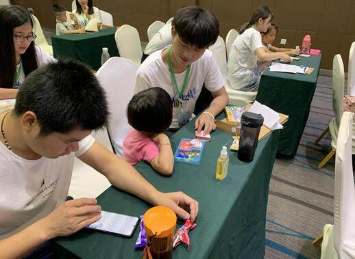 孩子们在老师的指导下,开心地玩游戏