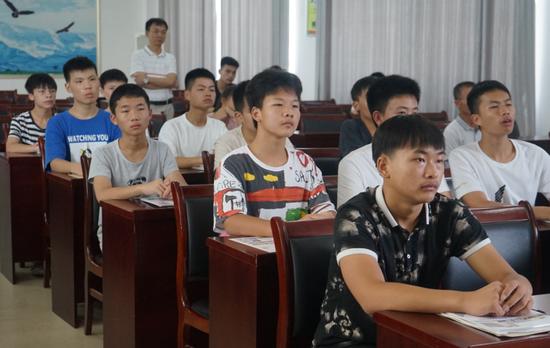 7月17日,2019李锦记希望厨师面试在江西启动,申请人认真观看项目宣传