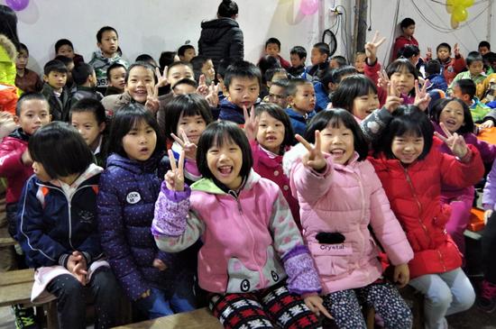 孩子们用笑容迎接民建会员和志愿者们