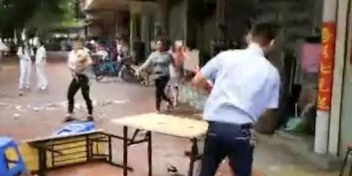 广东城管暴力执法 当街抡铁锤打砸饮食店桌椅