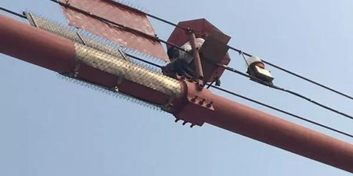 柳州白发老人第5次跳桥失败 自备干粮在桥上贴