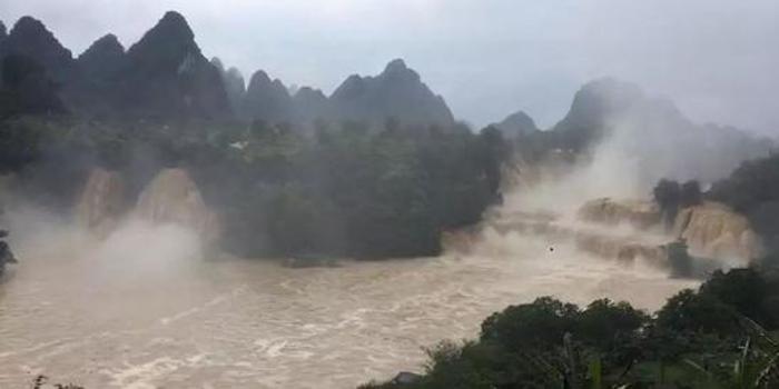 暴雨来袭!崇左德天景区遭遇强降雨 这些地方受