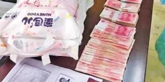 小贩捡到一沓钱 交到警察手里边 上万元现金最终物归原主