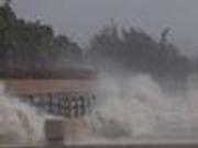 直击“莎莉嘉”：海口西海岸现约5米高巨浪拍岸