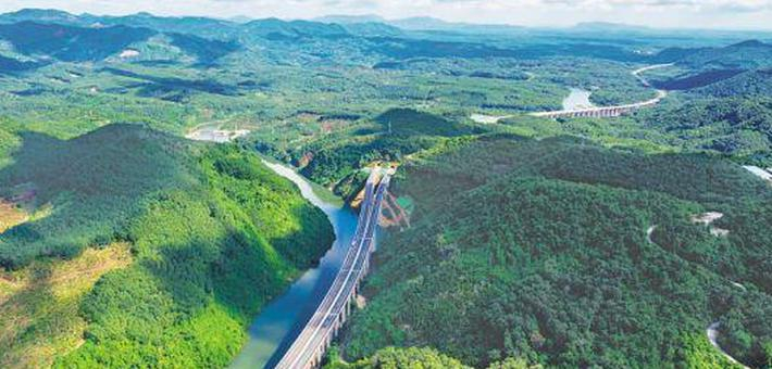 海南“田”字型高速公路网建成