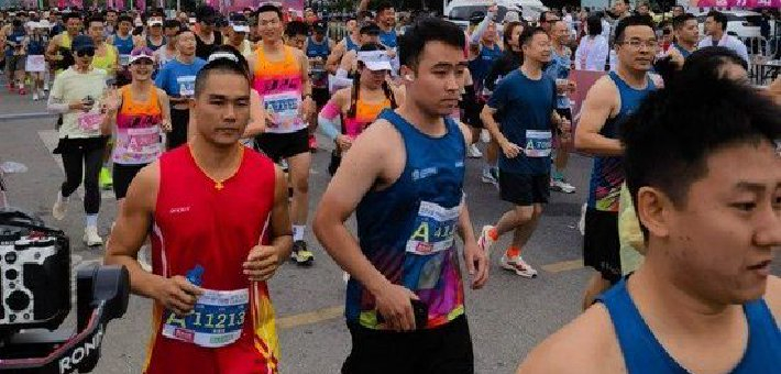 东方半程马拉松激情开跑