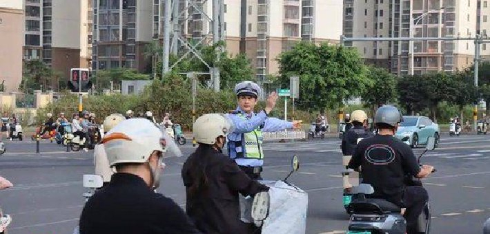 海口持续严查电动自行车违法行为