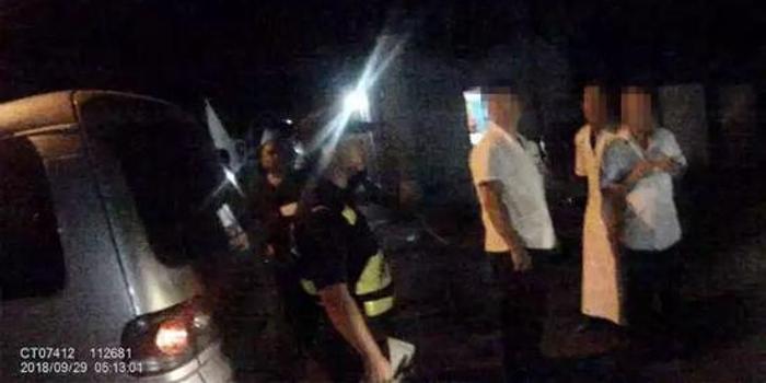 视频自称龙哥拿刀追的哥被200斤绳子5秒拿警察男子机图片