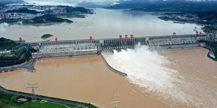 长江2号洪峰平稳通过三峡大坝 系入汛后抵达三峡最大洪水
