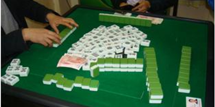 武汉女子沉迷赌博盗窃父母钱财 被老父扭送派