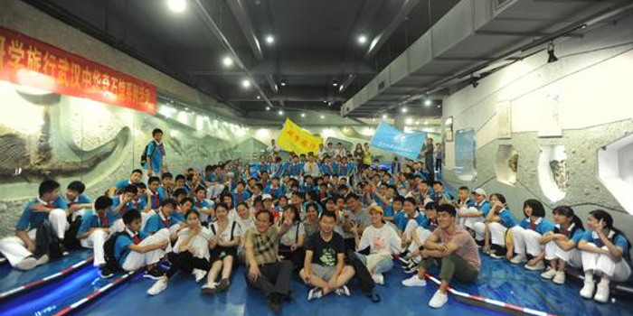 中学生研学旅行在武汉中华奇石馆探索石间简