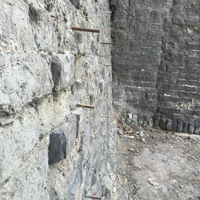 荆州古城老南门城墙被插钢钉