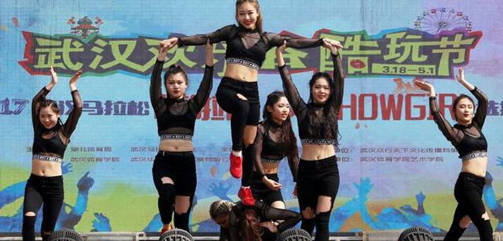 汉马啦啦队选拔:美女热舞大展活力