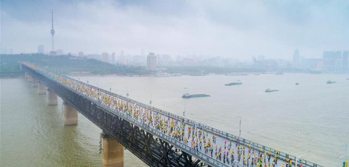 长江大桥上的马拉松