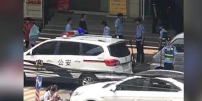 男子持两把菜刀抢银行 汉川警方12分钟将其抓