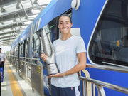 武网冠军加西亚体验有轨电车 向乘客派月饼送祝福