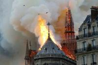 850年巴黎圣母院突遭大火 塔顶坍塌但主体保留