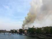 法国巴黎圣母院发生大火 火灾或与建筑物翻新有关