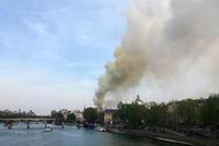 法国巴黎圣母院发生大火 火灾或与建筑物翻新有关