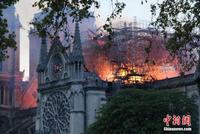 直击巴黎圣母院大火：陷于火海 祈祷重生
